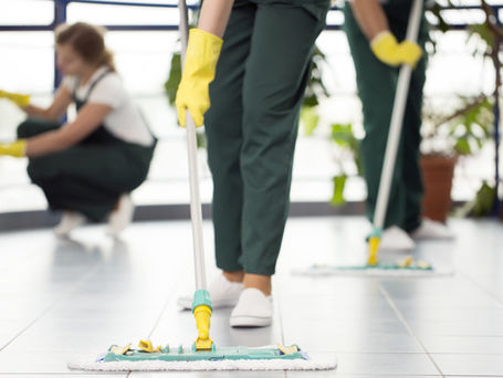 Cleaning floors with microfiber cloth mops